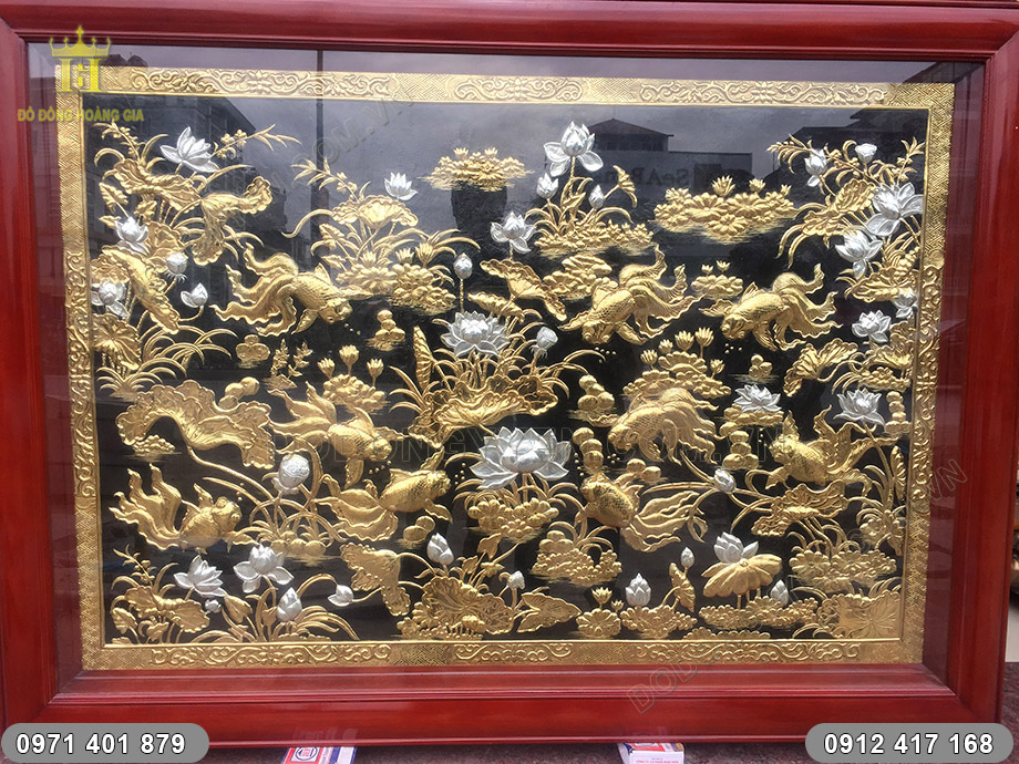 tranh c&aacute; ch&eacute;p hoa sen mạ v&agrave;ng